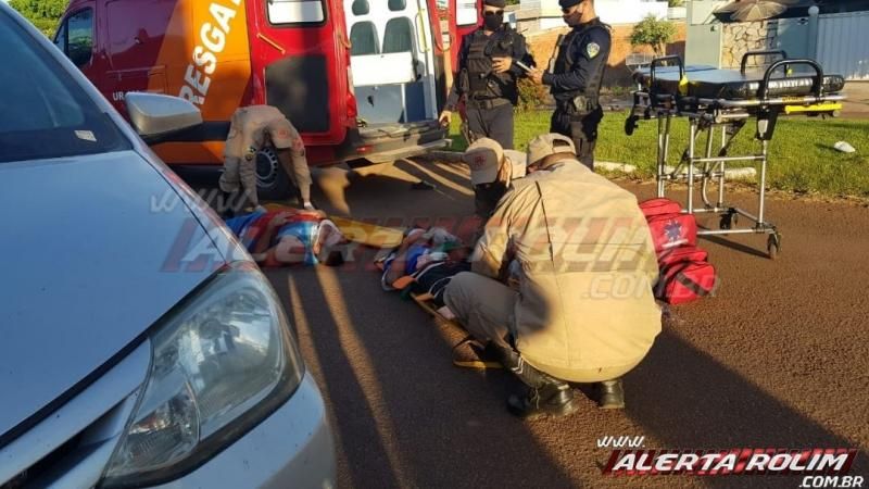 Dois são socorridos após condutor de moto bater em traseira de carro estacionado em Rolim de Moura Dois são socorridos após condutor de moto bater em traseira de carro estacionado em Rolim de Moura