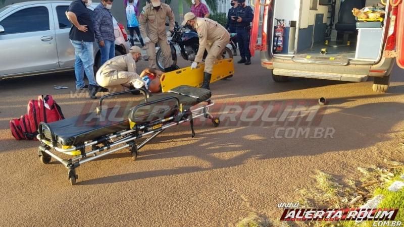 Dois são socorridos após condutor de moto bater em traseira de carro estacionado em Rolim de Moura Dois são socorridos após condutor de moto bater em traseira de carro estacionado em Rolim de Moura