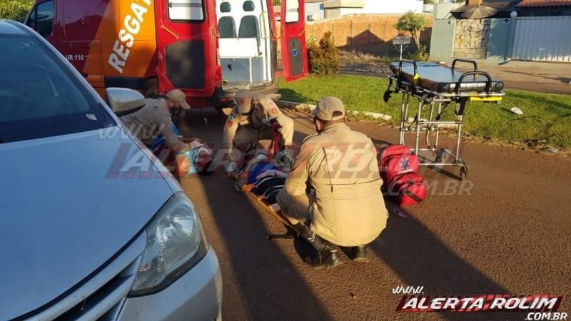Dois são socorridos após condutor de moto bater em traseira de carro estacionado em Rolim de Moura Dois são socorridos após condutor de moto bater em traseira de carro estacionado em Rolim de Moura