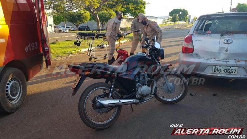 Dois são socorridos após condutor de moto bater em traseira de carro estacionado em Rolim de Moura Dois são socorridos após condutor de moto bater em traseira de carro estacionado em Rolim de Moura