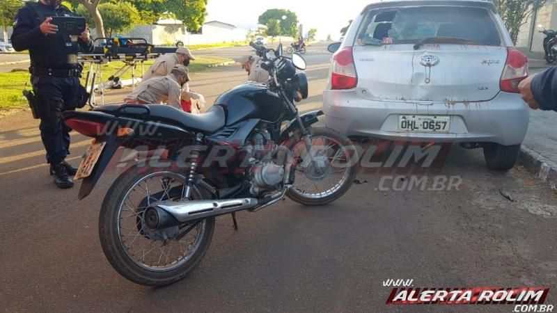 Dois são socorridos após condutor de moto bater em traseira de carro estacionado em Rolim de Moura Dois são socorridos após condutor de moto bater em traseira de carro estacionado em Rolim de Moura