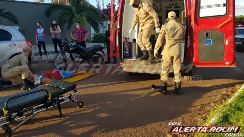 Dois são socorridos após condutor de moto bater em traseira de carro estacionado em Rolim de Moura Dois são socorridos após condutor de moto bater em traseira de carro estacionado em Rolim de Moura