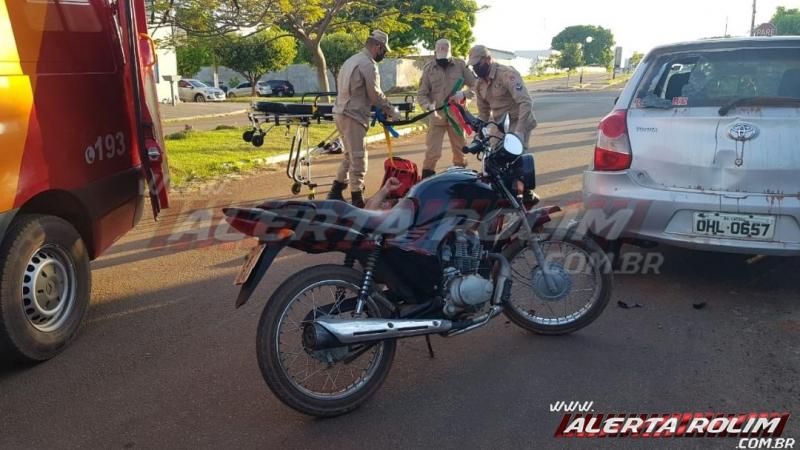 Dois são socorridos após condutor de moto bater em traseira de carro estacionado em Rolim de Moura Dois são socorridos após condutor de moto bater em traseira de carro estacionado em Rolim de Moura