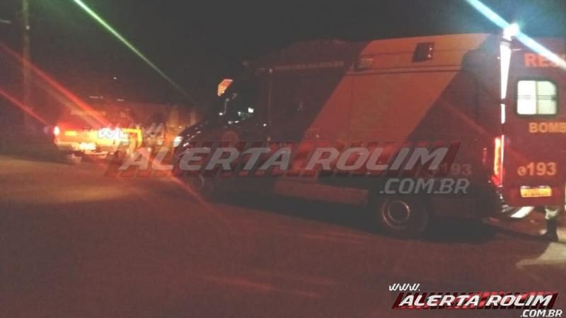 Motociclista é socorrido pelo Corpo de Bombeiros, após perder controle de motocicleta e invadir canteiro no bairro Centro Motociclista é socorrido pelo Corpo de Bombeiros, após perder controle de motocicleta e invadir canteiro no bairro Centro