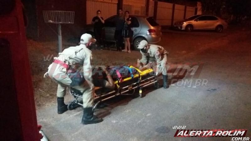 Motociclista é socorrido pelo Corpo de Bombeiros, após perder controle de motocicleta e invadir canteiro no bairro Centro Motociclista é socorrido pelo Corpo de Bombeiros, após perder controle de motocicleta e invadir canteiro no bairro Centro