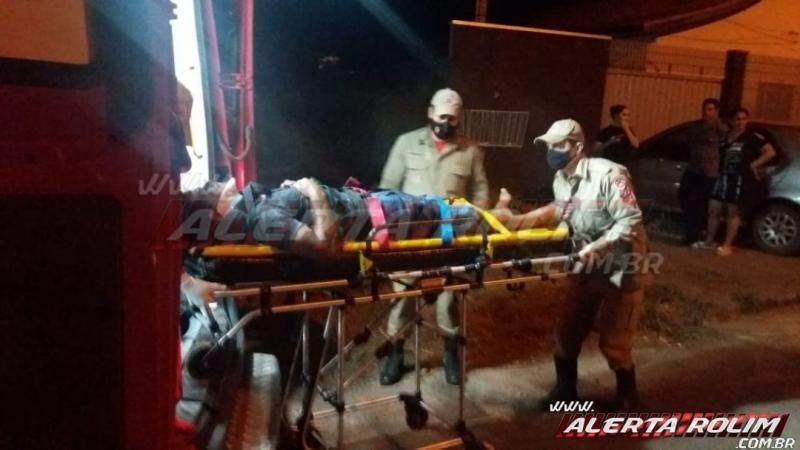 Motociclista é socorrido pelo Corpo de Bombeiros, após perder controle de motocicleta e invadir canteiro no bairro Centro Motociclista é socorrido pelo Corpo de Bombeiros, após perder controle de motocicleta e invadir canteiro no bairro Centro