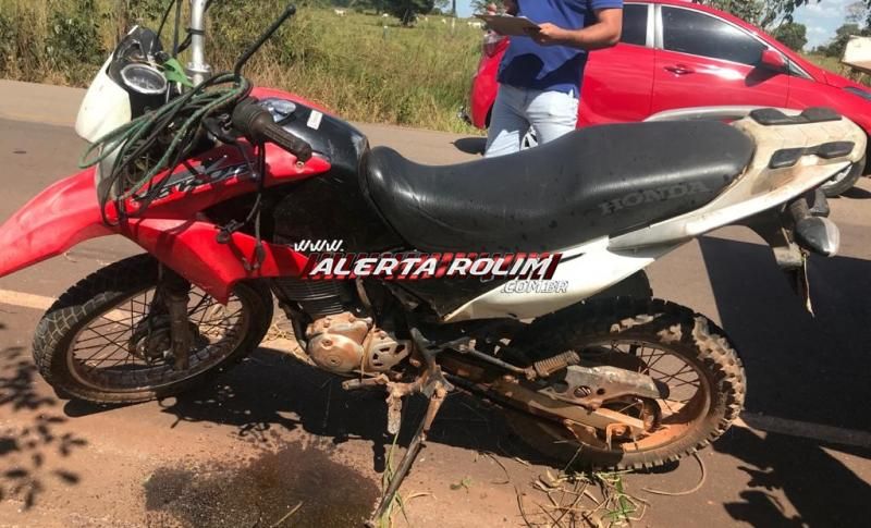 Motociclista é socorrido pelos bombeiros com possíveis fraturas após colisão frontal entre moto e carro na RO-010, próximo ao Distrito de Nova Estrela Motociclista é socorrido pelos bombeiros com possíveis fraturas após colisão frontal entre moto e carro na RO-010, próximo ao Distrito de Nova Estrela