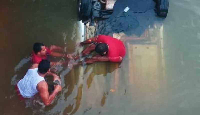 Motorista perde controle da direção e carro cai dentro de rio, em RO Motorista perde controle da direção e carro cai dentro de rio, em RO