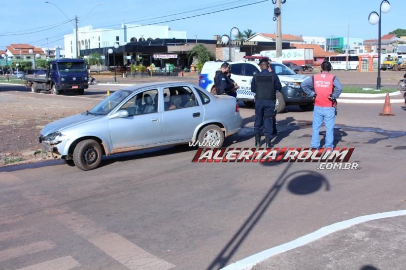 Mototaxista é encaminhada à UPA após ser atingida por carro no Centro de Rolim de Moura Mototaxista é encaminhada à UPA após ser atingida por carro no Centro de Rolim de Moura