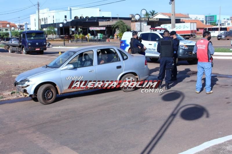 Mototaxista é encaminhada à UPA após ser atingida por carro no Centro de Rolim de Moura Mototaxista é encaminhada à UPA após ser atingida por carro no Centro de Rolim de Moura