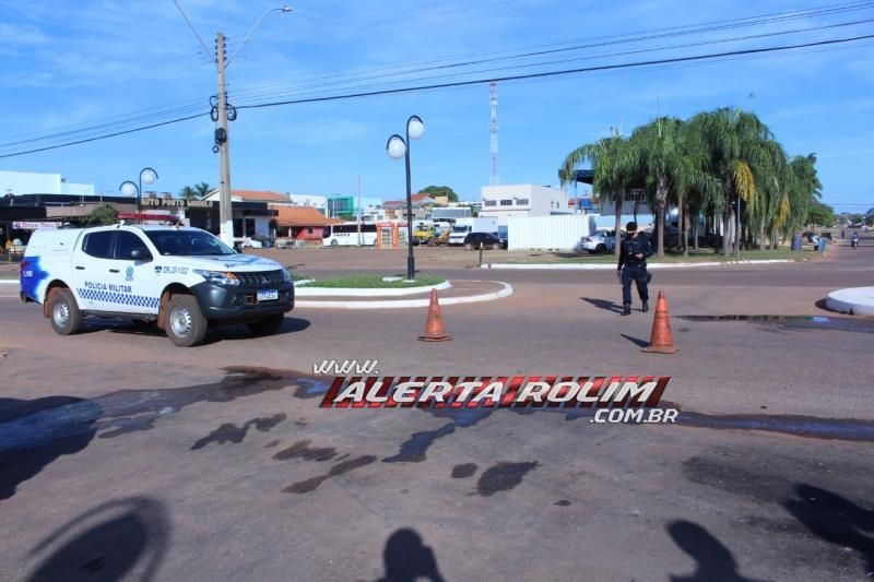 Mototaxista é encaminhada à UPA após ser atingida por carro no Centro de Rolim de Moura Mototaxista é encaminhada à UPA após ser atingida por carro no Centro de Rolim de Moura