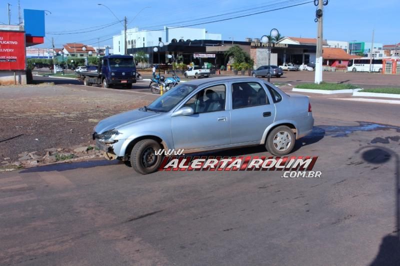 Mototaxista é encaminhada à UPA após ser atingida por carro no Centro de Rolim de Moura Mototaxista é encaminhada à UPA após ser atingida por carro no Centro de Rolim de Moura