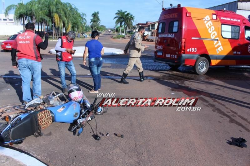 Mototaxista é encaminhada à UPA após ser atingida por carro no Centro de Rolim de Moura Mototaxista é encaminhada à UPA após ser atingida por carro no Centro de Rolim de Moura