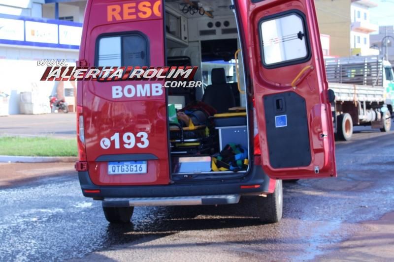 Mototaxista é encaminhada à UPA após ser atingida por carro no Centro de Rolim de Moura Mototaxista é encaminhada à UPA após ser atingida por carro no Centro de Rolim de Moura