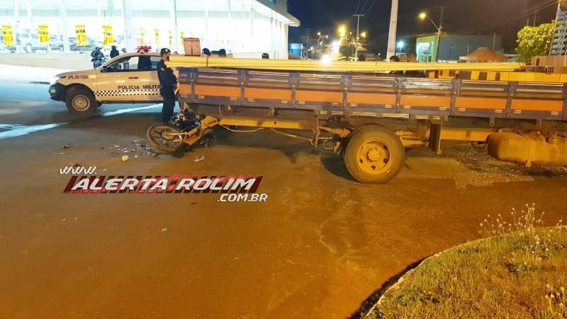 Mulher bate moto em carroceria de caminhão em Rolim de Moura; este foi o terceiro acidente registrado nesta segunda-feira Mulher bate moto em carroceria de caminhão em Rolim de Moura; este foi o terceiro acidente registrado nesta segunda-feira