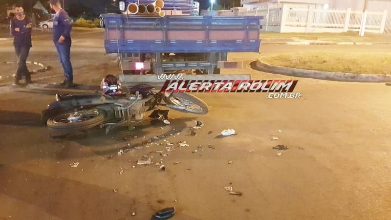 Mulher bate moto em carroceria de caminhão em Rolim de Moura; este foi o terceiro acidente registrado nesta segunda-feira Mulher bate moto em carroceria de caminhão em Rolim de Moura; este foi o terceiro acidente registrado nesta segunda-feira