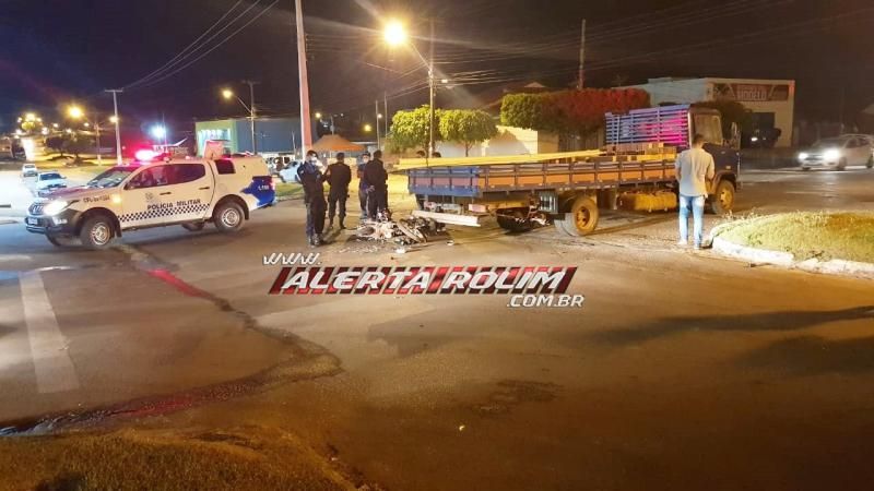 Mulher bate moto em carroceria de caminhão em Rolim de Moura; este foi o terceiro acidente registrado nesta segunda-feira Mulher bate moto em carroceria de caminhão em Rolim de Moura; este foi o terceiro acidente registrado nesta segunda-feira