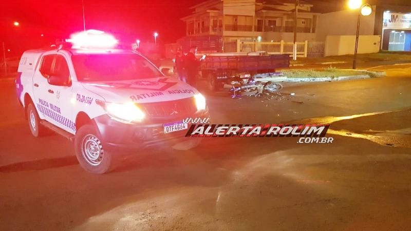 Mulher bate moto em carroceria de caminhão em Rolim de Moura; este foi o terceiro acidente registrado nesta segunda-feira Mulher bate moto em carroceria de caminhão em Rolim de Moura; este foi o terceiro acidente registrado nesta segunda-feira
