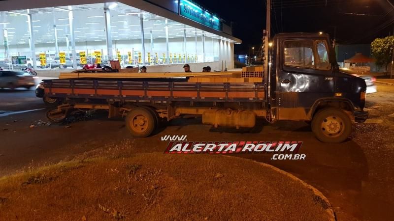 Mulher bate moto em carroceria de caminhão em Rolim de Moura; este foi o terceiro acidente registrado nesta segunda-feira Mulher bate moto em carroceria de caminhão em Rolim de Moura; este foi o terceiro acidente registrado nesta segunda-feira