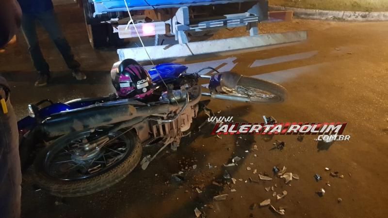 Mulher bate moto em carroceria de caminhão em Rolim de Moura; este foi o terceiro acidente registrado nesta segunda-feira Mulher bate moto em carroceria de caminhão em Rolim de Moura; este foi o terceiro acidente registrado nesta segunda-feira