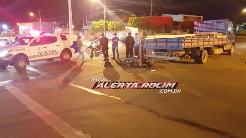 Mulher bate moto em carroceria de caminhão em Rolim de Moura; este foi o terceiro acidente registrado nesta segunda-feira Mulher bate moto em carroceria de caminhão em Rolim de Moura; este foi o terceiro acidente registrado nesta segunda-feira