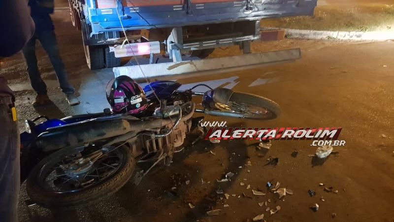 Mulher bate moto em carroceria de caminhão em Rolim de Moura; este foi o terceiro acidente registrado nesta segunda-feira Mulher bate moto em carroceria de caminhão em Rolim de Moura; este foi o terceiro acidente registrado nesta segunda-feira