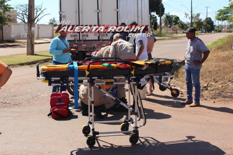 Mulher fratura braço após ser atingida por caminhão em Rolim de Moura Mulher fratura braço após ser atingida por caminhão em Rolim de Moura