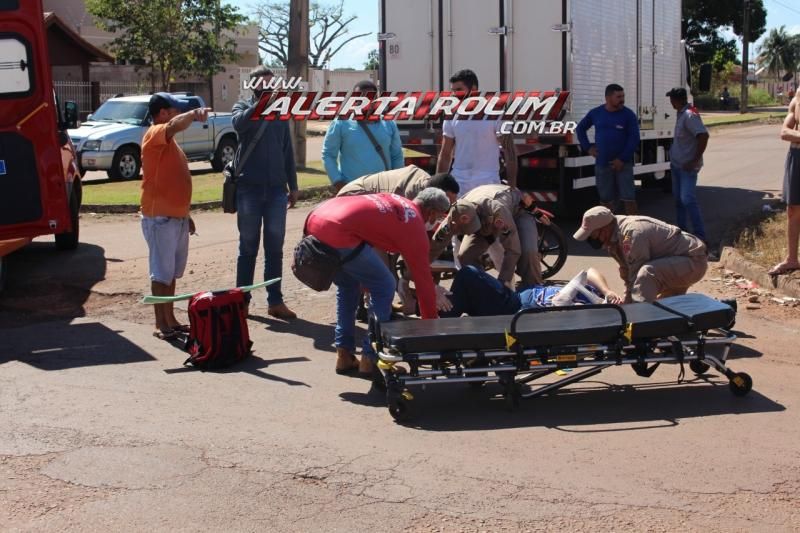 Mulher fratura braço após ser atingida por caminhão em Rolim de Moura Mulher fratura braço após ser atingida por caminhão em Rolim de Moura
