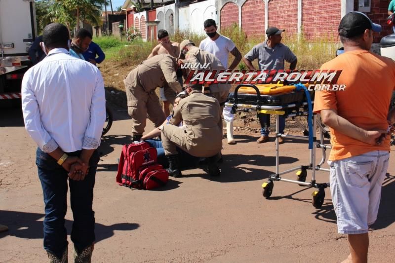 Mulher fratura braço após ser atingida por caminhão em Rolim de Moura Mulher fratura braço após ser atingida por caminhão em Rolim de Moura