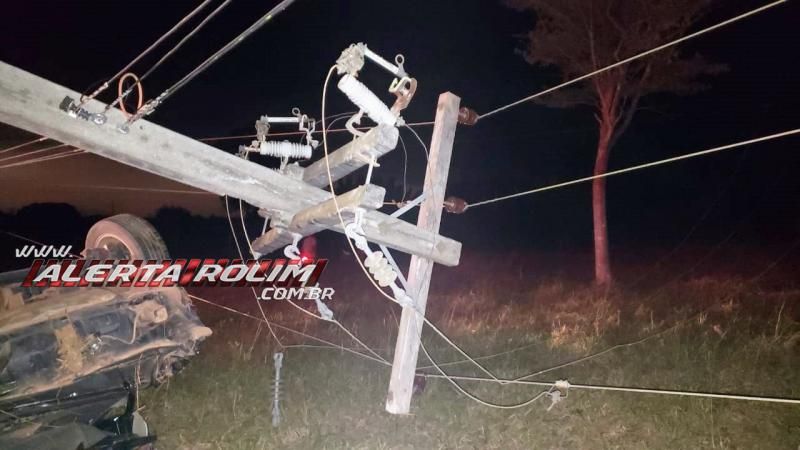 Passageira é socorrida com suspeita de fratura na coluna após grave acidente Rolim de Moura; ela ficou presa entre as ferragens após carro bater em poste e capotar Passageira é socorrida com suspeita de fratura na coluna após grave acidente Rolim de Moura; ela ficou presa entre as ferragens após carro bater em poste e capotar