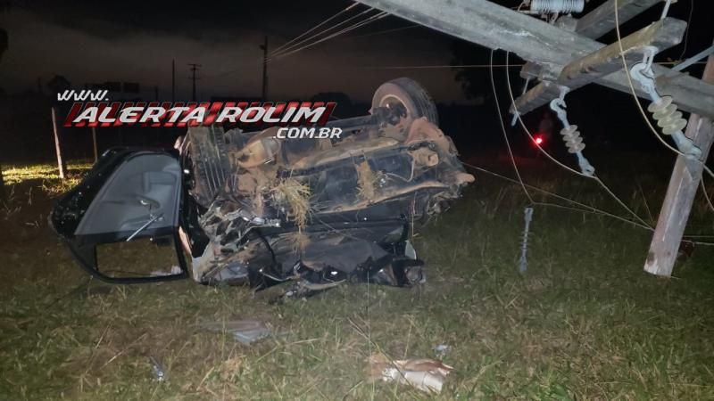 Passageira é socorrida com suspeita de fratura na coluna após grave acidente Rolim de Moura; ela ficou presa entre as ferragens após carro bater em poste e capotar Passageira é socorrida com suspeita de fratura na coluna após grave acidente Rolim de Moura; ela ficou presa entre as ferragens após carro bater em poste e capotar