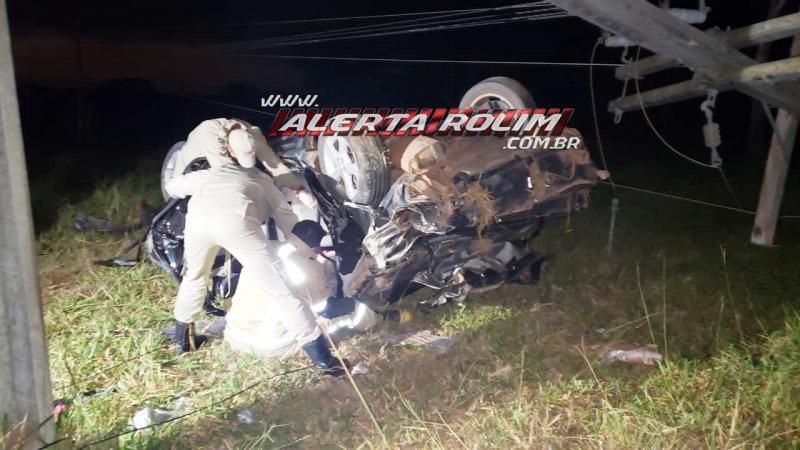 Passageira é socorrida com suspeita de fratura na coluna após grave acidente Rolim de Moura; ela ficou presa entre as ferragens após carro bater em poste e capotar Passageira é socorrida com suspeita de fratura na coluna após grave acidente Rolim de Moura; ela ficou presa entre as ferragens após carro bater em poste e capotar