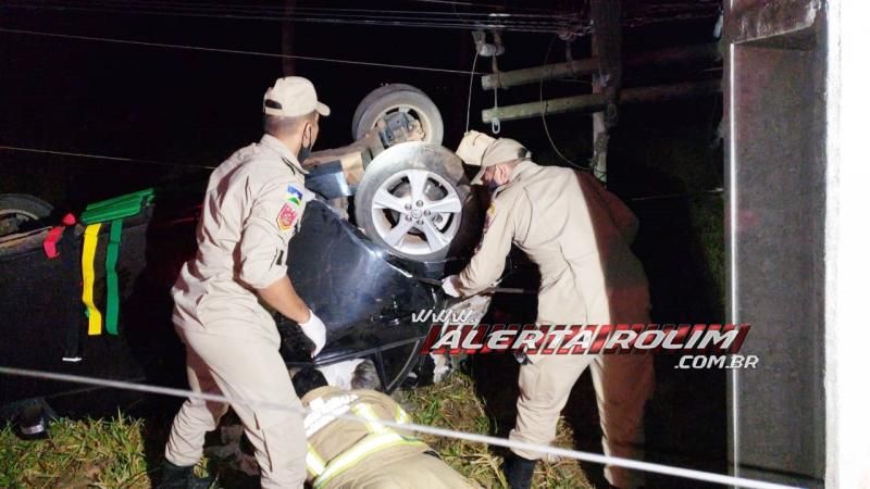 Passageira é socorrida com suspeita de fratura na coluna após grave acidente Rolim de Moura; ela ficou presa entre as ferragens após carro bater em poste e capotar Passageira é socorrida com suspeita de fratura na coluna após grave acidente Rolim de Moura; ela ficou presa entre as ferragens após carro bater em poste e capotar