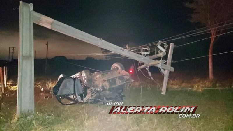 Passageira é socorrida com suspeita de fratura na coluna após grave acidente Rolim de Moura; ela ficou presa entre as ferragens após carro bater em poste e capotar Passageira é socorrida com suspeita de fratura na coluna após grave acidente Rolim de Moura; ela ficou presa entre as ferragens após carro bater em poste e capotar