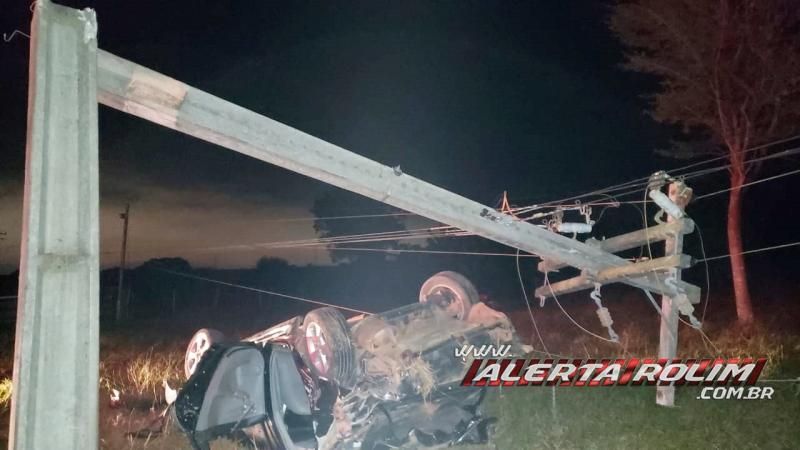 Passageira é socorrida com suspeita de fratura na coluna após grave acidente Rolim de Moura; ela ficou presa entre as ferragens após carro bater em poste e capotar Passageira é socorrida com suspeita de fratura na coluna após grave acidente Rolim de Moura; ela ficou presa entre as ferragens após carro bater em poste e capotar