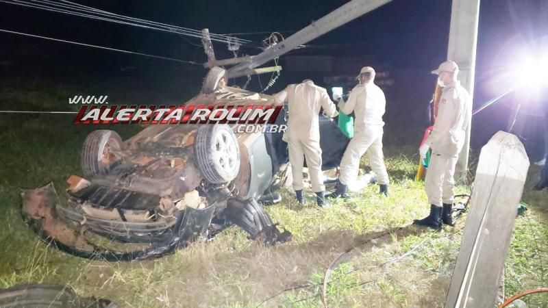 Passageira é socorrida com suspeita de fratura na coluna após grave acidente Rolim de Moura; ela ficou presa entre as ferragens após carro bater em poste e capotar Passageira é socorrida com suspeita de fratura na coluna após grave acidente Rolim de Moura; ela ficou presa entre as ferragens após carro bater em poste e capotar