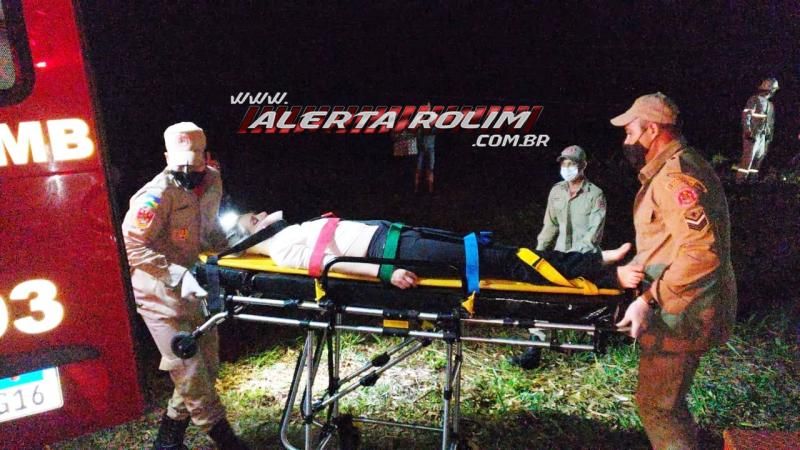 Passageira é socorrida com suspeita de fratura na coluna após grave acidente Rolim de Moura; ela ficou presa entre as ferragens após carro bater em poste e capotar Passageira é socorrida com suspeita de fratura na coluna após grave acidente Rolim de Moura; ela ficou presa entre as ferragens após carro bater em poste e capotar