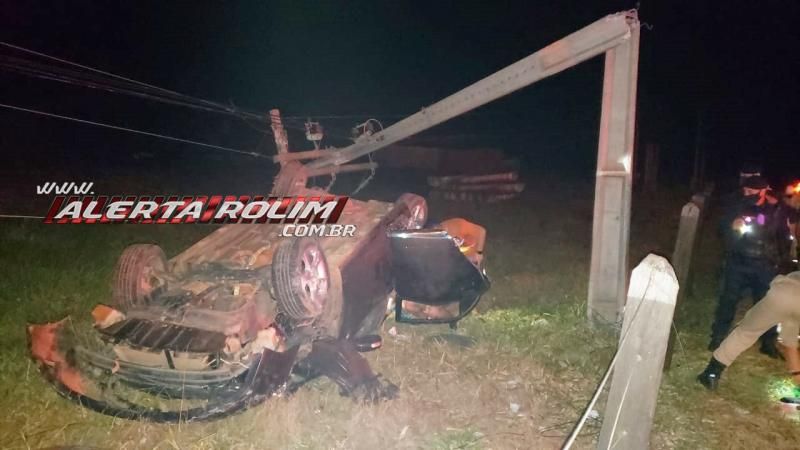 Passageira é socorrida com suspeita de fratura na coluna após grave acidente Rolim de Moura; ela ficou presa entre as ferragens após carro bater em poste e capotar Passageira é socorrida com suspeita de fratura na coluna após grave acidente Rolim de Moura; ela ficou presa entre as ferragens após carro bater em poste e capotar