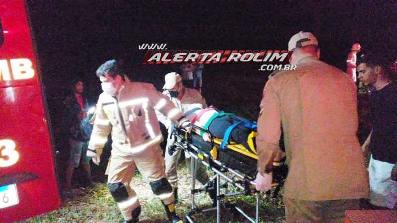 Passageira é socorrida com suspeita de fratura na coluna após grave acidente Rolim de Moura; ela ficou presa entre as ferragens após carro bater em poste e capotar Passageira é socorrida com suspeita de fratura na coluna após grave acidente Rolim de Moura; ela ficou presa entre as ferragens após carro bater em poste e capotar