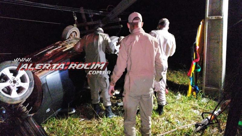 Passageira é socorrida com suspeita de fratura na coluna após grave acidente Rolim de Moura; ela ficou presa entre as ferragens após carro bater em poste e capotar Passageira é socorrida com suspeita de fratura na coluna após grave acidente Rolim de Moura; ela ficou presa entre as ferragens após carro bater em poste e capotar