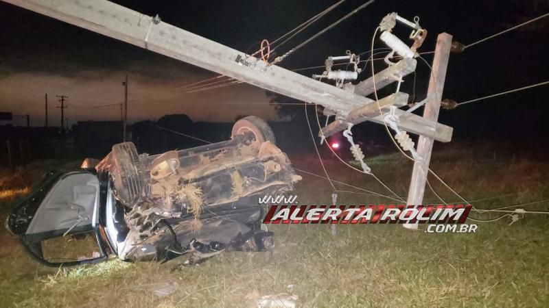 Passageira é socorrida com suspeita de fratura na coluna após grave acidente Rolim de Moura; ela ficou presa entre as ferragens após carro bater em poste e capotar Passageira é socorrida com suspeita de fratura na coluna após grave acidente Rolim de Moura; ela ficou presa entre as ferragens após carro bater em poste e capotar