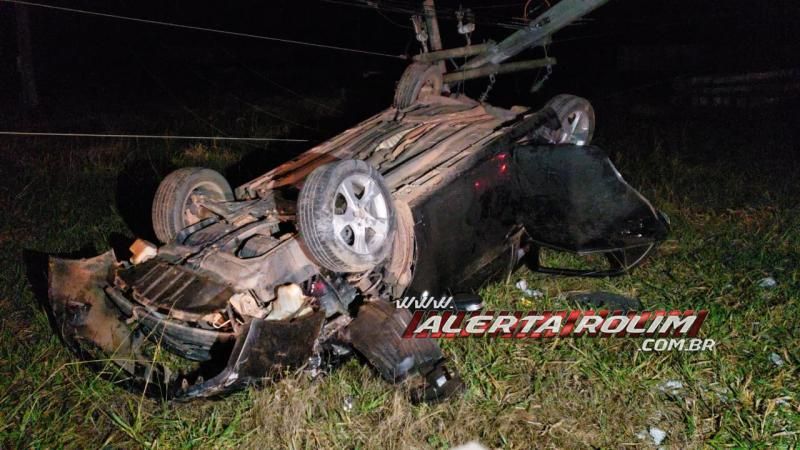 Passageira é socorrida com suspeita de fratura na coluna após grave acidente Rolim de Moura; ela ficou presa entre as ferragens após carro bater em poste e capotar Passageira é socorrida com suspeita de fratura na coluna após grave acidente Rolim de Moura; ela ficou presa entre as ferragens após carro bater em poste e capotar