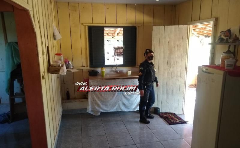 Patrulha Maria da Penha da PM do 10º Batalhão resgata mulher que era mantida presa pelo marido dentro de casa há mais de 30 dias, na zona rural de Rolim de Moura Patrulha Maria da Penha da PM do 10º Batalhão resgata mulher que era mantida presa pelo marido dentro de casa há mais de 30 dias, na zona rural de Rolim de Moura