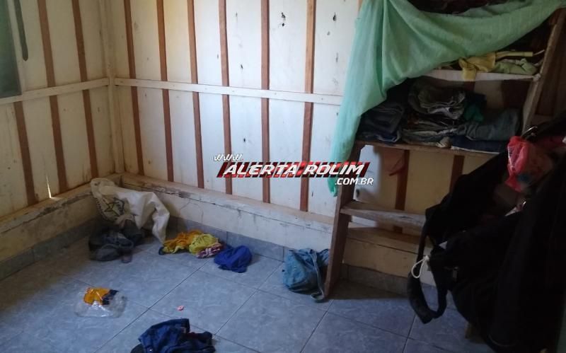 Patrulha Maria da Penha da PM do 10º Batalhão resgata mulher que era mantida presa pelo marido dentro de casa há mais de 30 dias, na zona rural de Rolim de Moura Patrulha Maria da Penha da PM do 10º Batalhão resgata mulher que era mantida presa pelo marido dentro de casa há mais de 30 dias, na zona rural de Rolim de Moura