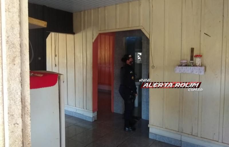 Patrulha Maria da Penha da PM do 10º Batalhão resgata mulher que era mantida presa pelo marido dentro de casa há mais de 30 dias, na zona rural de Rolim de Moura Patrulha Maria da Penha da PM do 10º Batalhão resgata mulher que era mantida presa pelo marido dentro de casa há mais de 30 dias, na zona rural de Rolim de Moura