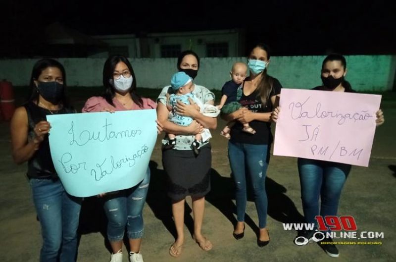 Quartel da PM em Rolim de Moura continua fechado por mulheres de policiais militares; em Alta Floresta e Pimenta Bueno, mulheres aderiram ao movimento neste domingo Quartel da PM em Rolim de Moura continua fechado por mulheres de policiais militares; em Alta Floresta e Pimenta Bueno, mulheres aderiram ao movimento neste domingo
