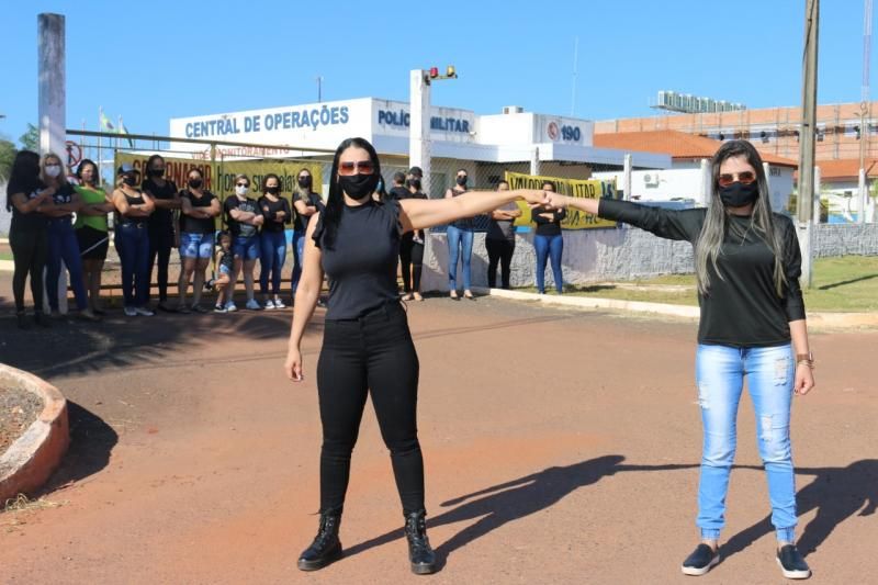 Quartel da PM em Rolim de Moura continua fechado por mulheres de policiais militares; em Alta Floresta e Pimenta Bueno, mulheres aderiram ao movimento neste domingo Quartel da PM em Rolim de Moura continua fechado por mulheres de policiais militares; em Alta Floresta e Pimenta Bueno, mulheres aderiram ao movimento neste domingo