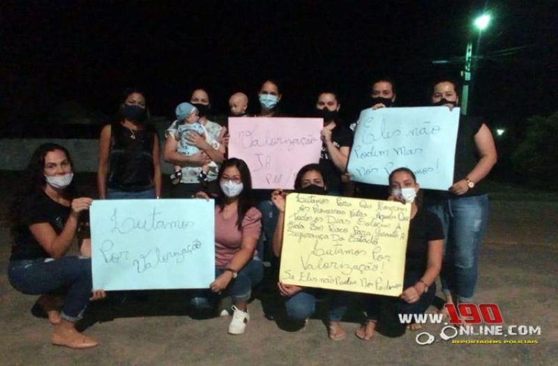 Quartel da PM em Rolim de Moura continua fechado por mulheres de policiais militares; em Alta Floresta e Pimenta Bueno, mulheres aderiram ao movimento neste domingo Quartel da PM em Rolim de Moura continua fechado por mulheres de policiais militares; em Alta Floresta e Pimenta Bueno, mulheres aderiram ao movimento neste domingo