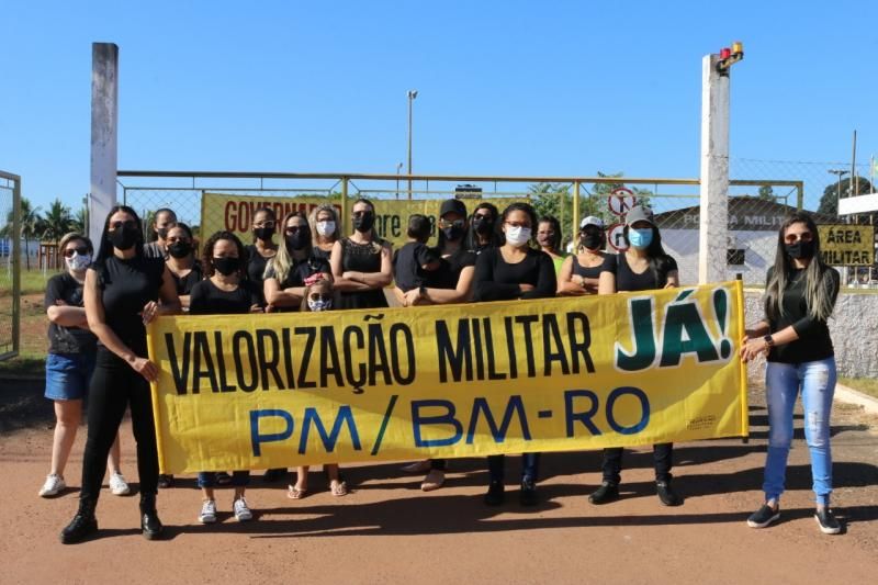 Quartel da PM em Rolim de Moura continua fechado por mulheres de policiais militares; em Alta Floresta e Pimenta Bueno, mulheres aderiram ao movimento neste domingo Quartel da PM em Rolim de Moura continua fechado por mulheres de policiais militares; em Alta Floresta e Pimenta Bueno, mulheres aderiram ao movimento neste domingo