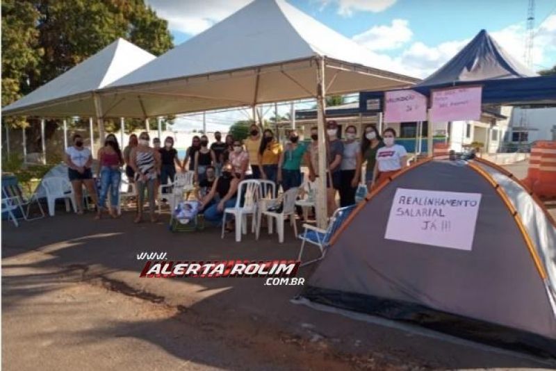 Quartel da PM em Rolim de Moura continua fechado por mulheres de policiais militares; em Alta Floresta e Pimenta Bueno, mulheres aderiram ao movimento neste domingo Quartel da PM em Rolim de Moura continua fechado por mulheres de policiais militares; em Alta Floresta e Pimenta Bueno, mulheres aderiram ao movimento neste domingo